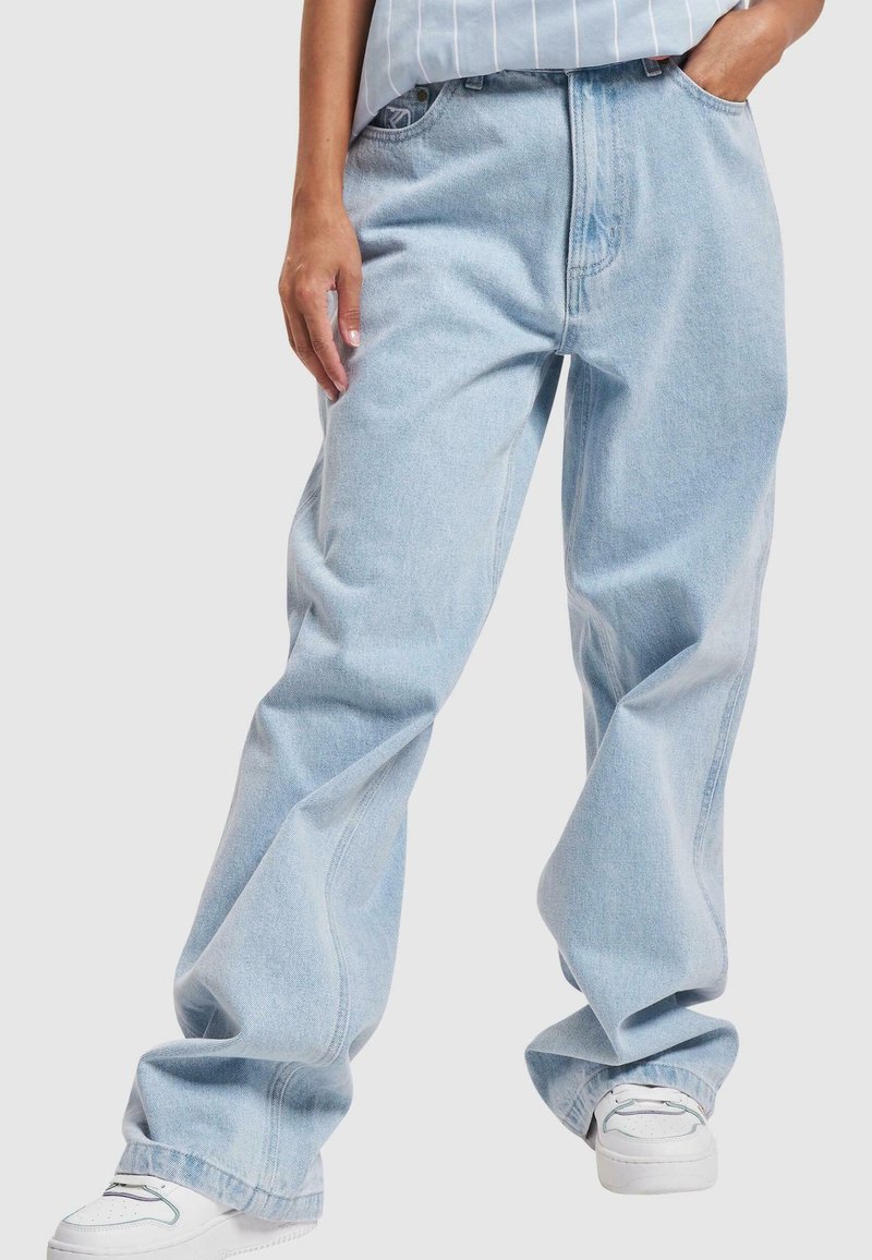 Karl Kani SMALL SIGNATURE FIVE POCKET STRAIGHT LEG DENIM - Džíny Relaxed Fit - bleached blue