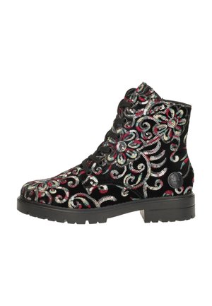 Zwarte fluwelen enkellaarsjes met kleurrijke bloemenborduursels, pailletten, vetersluiting en een chunky rubberen zool voor extra grip en duurzaamheid.