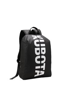 Czarna plecak wykonany z gładkiego materiału z wyraźnym białym logo. Strukturalny design z regulowanymi paskami oraz uchwytem na górze.