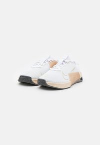 Nike Performance METCON 9 - Pantofi training - white/metallic gold/sanddrift/iron grey/light brown