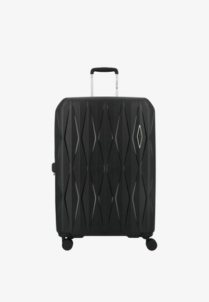 Valigia rigida nera con motivo geometrico a diamante, quattro ruote e manico telescopico esteso.