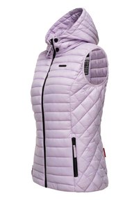 Gilet imbottito di un leggero viola con cappuccio, caratterizzato da un design a quadratini diagonali, una chiusura frontale con cerniera e due tasche nere con cerniera.