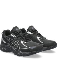 Černé sportovní boty s síťovaným svrškem, reflexními stříbrnými prvky, polstrovanou podrážkou a skvrnitou černou podrážkou.