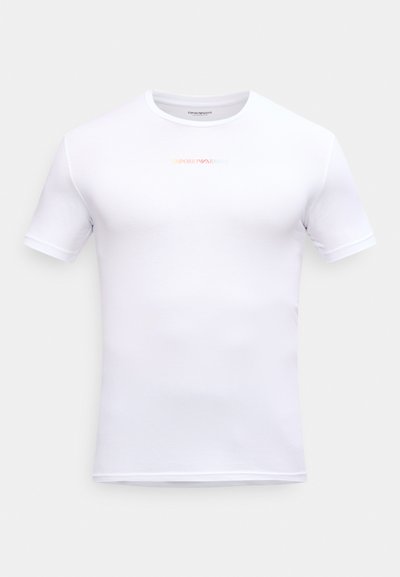 Λευκό κοντομάνικο μπλουζάκι με στρογγυλή λαιμόκοψη και μικρό πολύχρωμο λογότυπο "EMPORIO ARMANI" στο κέντρο του στήθους σε απλό φόντο.