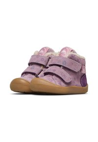 Lila Kleinkinderschuhe mit floralen Mustern, tanfarbenen Gummisohlen, doppelten Klettverschlüssen und weichem Fleece-Futter für Wärme und wasserdichten Schutz.