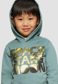 Turquoise hoodie met metallic gouden opdruk "SPACE STARS MOON". Beschikt over een grote capuchon en een zachte textuur, geschikt voor casual dragen.