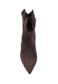 Brązowy zamszowy botek do kostki z ostrym noskiem, posiadający asymetryczne otwarcie i gładkie wewnętrzne wykończenie. Teksturowana zewnętrzna część dla lepszej przyczepności.