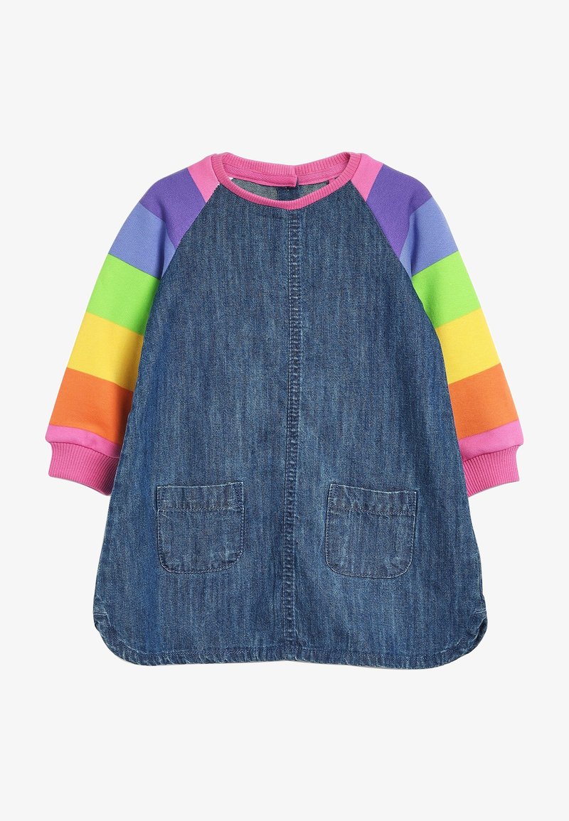 Robe en denim avec encolure et poignets roses, manches longues rayées arc-en-ciel et deux poches plaquées à l'avant.