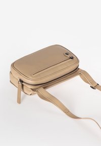 Borsa a tracolla in pelle beige con forma rettangolare, chiusura con zip, tasca frontale e tracolla regolabile. Texture liscia con cuciture visibili.