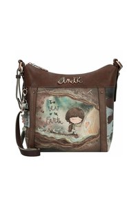 Braune Leder-Schultertasche mit einer verspielten Illustration auf der Vorderseite, dem Text "Der Rhythmus der Erde" und dekorativen Hardware-Details.