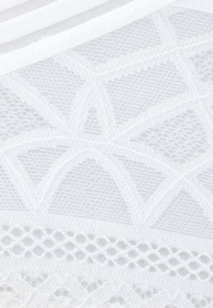 Witte kant stof met intricates geometrische patronen, verfijnde texturen en verschillende geweven ontwerpen, aangevuld met gladde randen en afwerkingen.