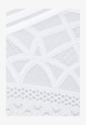 Bijela čipkasta tkanina s složenim geometrijskim uzorcima, delikatnim teksturama i raznim tkanim dizajnom, upotpunjena glatkim ivicama i obrubima.