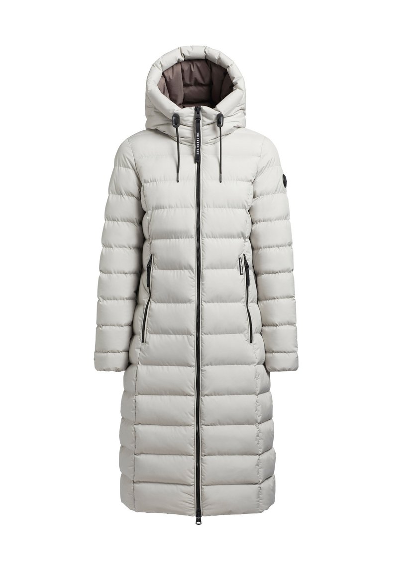 Langer, hellgrauer Daunenmantel mit Kapuze, horizontalem Steppmuster, zwei seitlichen Taschen und einem Reißverschluss vorne.