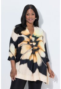 Fließende Bluse in hellbeige mit einem großen floralen Muster in Schwarz, Gelb und Teal. Dreiviertelärmel und V-Ausschnitt.
