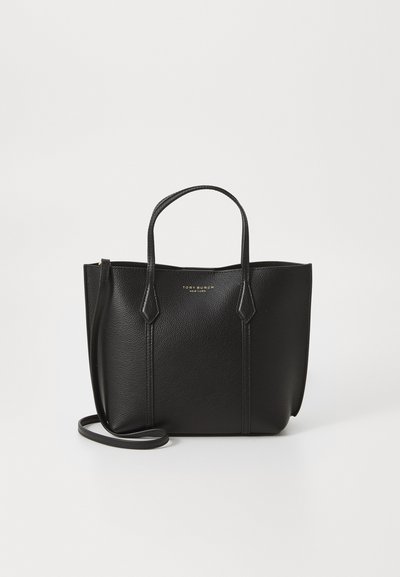 Bolso tote de cuero negro con dos asas superiores, correa de hombro desmontable y superficie texturizada. Presenta el logo de la marca en dorado en la parte delantera.