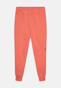Koralo spalvos "Nike" sportiniai šortai su elastinga juosmena, apykaklės kulkšnims, dviem šoniniais kišenėmis ir maža juoda logotipu ant kairės kojos.