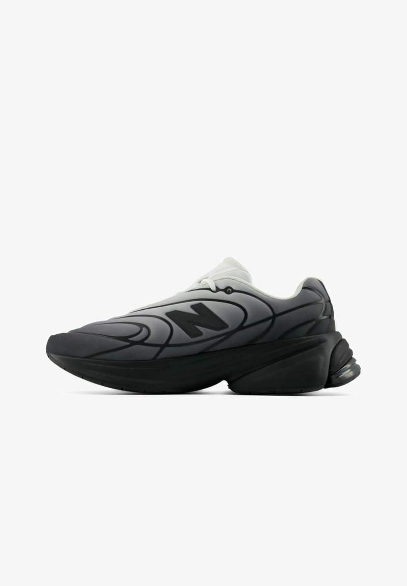 Basket de sport grise et noire unique avec un logo noir audacieux « "N" », des motifs courbes futuristes et une semelle noire épaisse, présentée de profil.