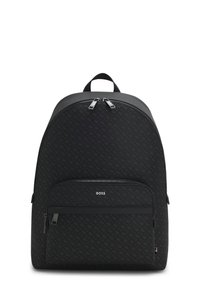 Sac à dos noir en tissu avec une finition mate, de forme ronde et avec un détail de logo. Il dispose d'une poche zippée à l'avant et de deux fermetures éclair en haut.