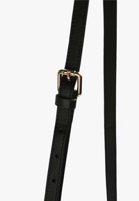 Cinturino in pelle nera con finitura testurizzata, dotato di una fibbia color oro e fori regolabili per la personalizzazione della taglia.