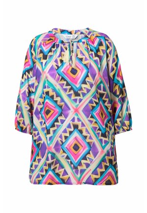 Mønstret bluse i flere farver med geometriske figurer og diamanter i pink, blå og lilla. Den har rund hals og løse, korte ærmer.