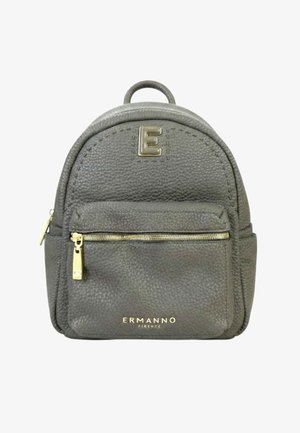Zaino compatto in pelle grigia testurizzata con tasca frontale con cerniera, cursore in oro e logo "E" e Ermanno Firenze in oro sul davanti.