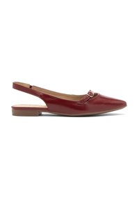 Raudoni odiniai slingback balerinos su smailiu nose, nedideliu metaliniu sagties akcentu ir žemu, sustiprintu kulniuku. Lygi tekstūra.