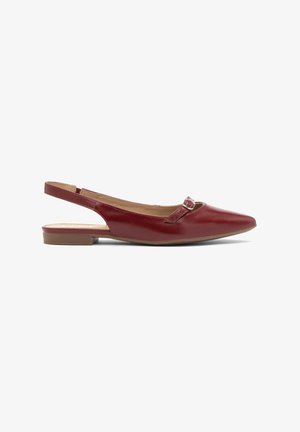 Küpsed punased nahast slingback-kingad terava varbaga, väikese metallist klambriga kaunistus ja madal, kokkupandud konts. Sile tekstuur.