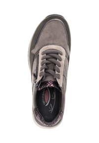Zapatillas de ante gris con acentos de panel texturizado, cierre de cordones, detalle de cremallera y una plantilla cómoda. Punta redonda y suela de goma.