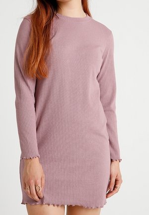 Langarm ribbeljurk in stofroze met een ronde halslijn, een gegolfde zoom en een gestructureerde stof. De aansluitende pasvorm benadrukt de vorm.