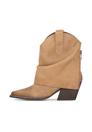 Tan-farbene Wildleder-Cowboystiefel mit abgerundeter Spitze, lässigem Design und niedrigem Blockabsatz. Verfügt über einen seitlichen Reißverschluss für ein einfaches Anziehen.