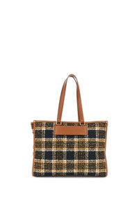 Taška přes rameno z černého a žlutého kostkovaného materiálu s hnědými koženými detaily, vybavená dvěma pevnými uchy a značenou koženou nášivkou na přední straně.