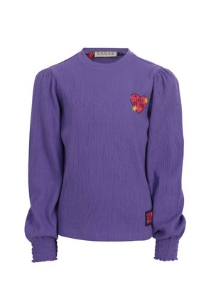 Paarse blouse met lange mouwen van gestructureerde stof, opgepofte mouwen, geplooide manchetten en rode hartpatches met de tekst "LOVE ON TOUR" op borst en zoom.
