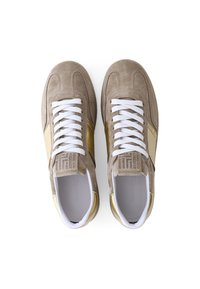 Šedé semišové tenisky s bílými tkaničkami, zlatými akcenty, texturovanou boční částí a logem na jazyku. Plochý, zaoblený design špičky.