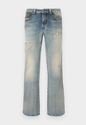 Jeans de mezclilla azul descolorida con desgastes y roturas en el muslo y la rodilla, corte recto, cierre de botón y cremallera, bolsillos delanteros y traseros.