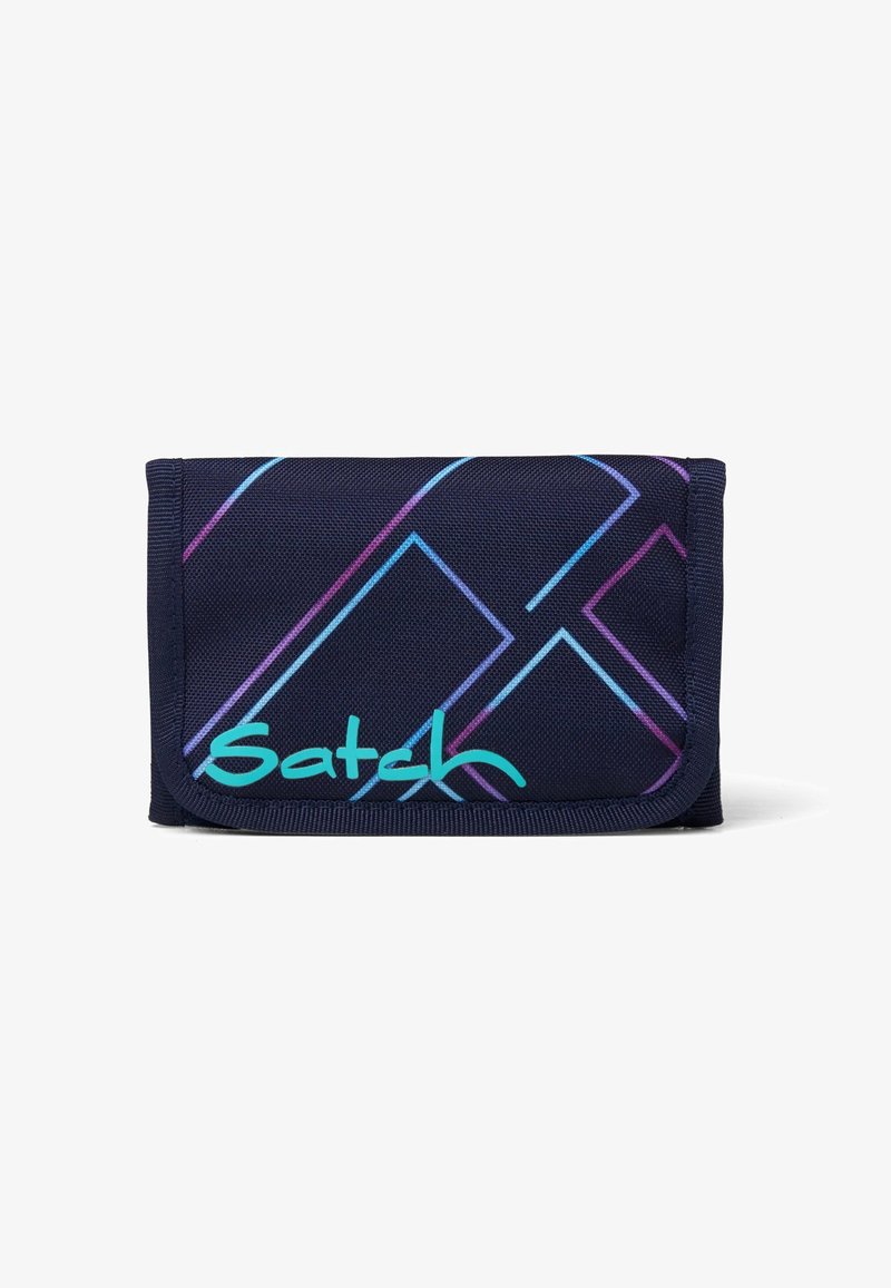 Nautische Nylonbörse mit geometrischen lila und hellblauen Mustern sowie einem auffälligen türkisfarbenen "Satch"-Logo auf der Vorderseite. Gefaltetes Design.