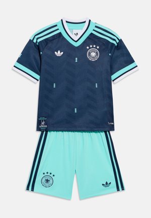 Marineblaue Fußballtrikot mit Zickzackmuster, akzentuiert durch türkisfarbene Streifen. Enthält Emblem und drei Sterne. Passende türkise Shorts mit Logo.