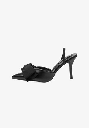 Zapato de salón de cuero negro con tira trasera y punta afilada, con un lazo de tela prominente en el empeine y un tacón de aguja delgado.