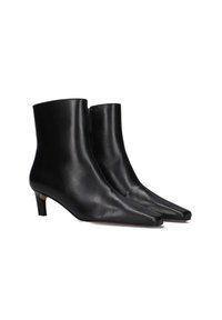 Zwarte leren enkelboots met een puntige neus en een lage, vierkante hak. Gladde textuur, zijrits en een slank silhouet ontwerp.