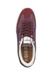 Sneakers viola e marrone bordeaux con una tomaia in tessuto testurizzato, design con lacci e una soletta in sughero. Accenti bianchi e una suola in gomma.