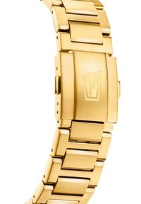 Bracelet de montre en métal doré avec une finition lisse, présentant des maillons rectangulaires et une boucle portant un logo en relief.