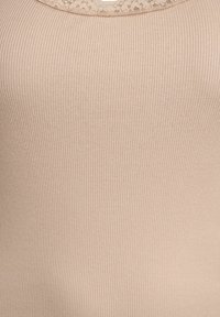Beige geripptes Tanktop mit rundem Ausschnitt und Spitzenbesatz am Kragen. Weiche Textur und figurbetontes Design.