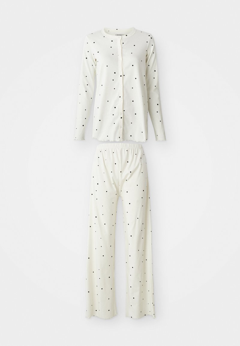 Conjunto de pijama blanco con lunares negros, que incluye una camisa de botón de manga larga y pantalones con cintura elástica. Tela suave y transpirable.