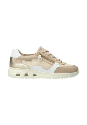 Baskets beige et blanches avec détails en daim et cuir, fermeture éclair latérale, lacets à l'avant et semelle blanche ventilée.