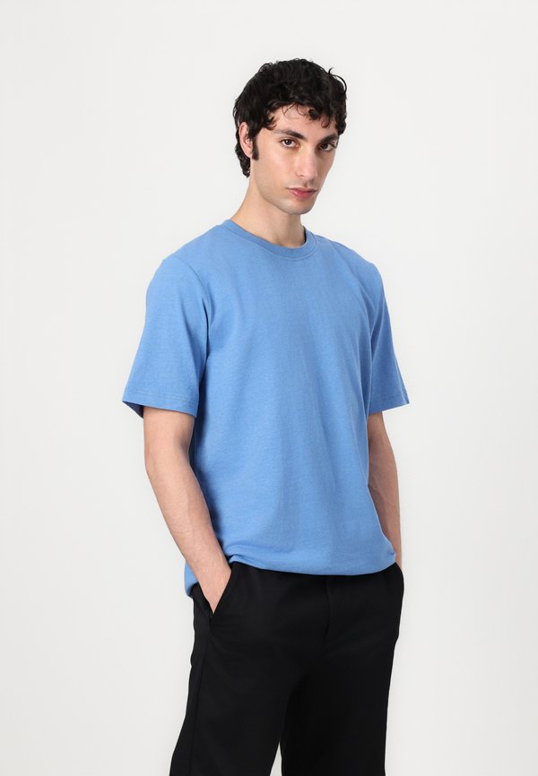 ADRIAN - Basic T-shirt3