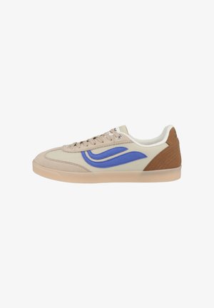 Sneaker beige con dettagli a onda blu, accenti in pelle marrone e suola in gomma. Presenta un design con lacci e una parte superiore in tessuto testurizzato.
