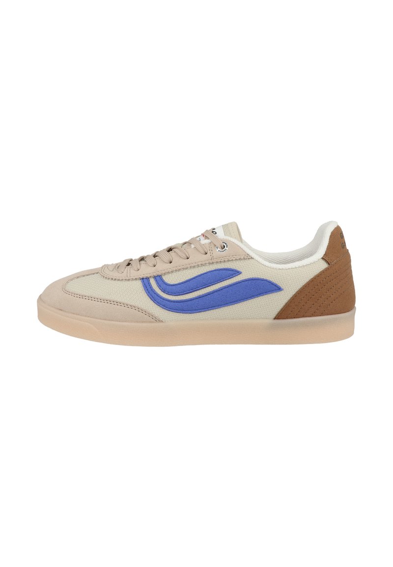 Sneaker beige con dettagli a onda blu, accenti in pelle marrone e suola in gomma. Presenta un design con lacci e una parte superiore in tessuto testurizzato.