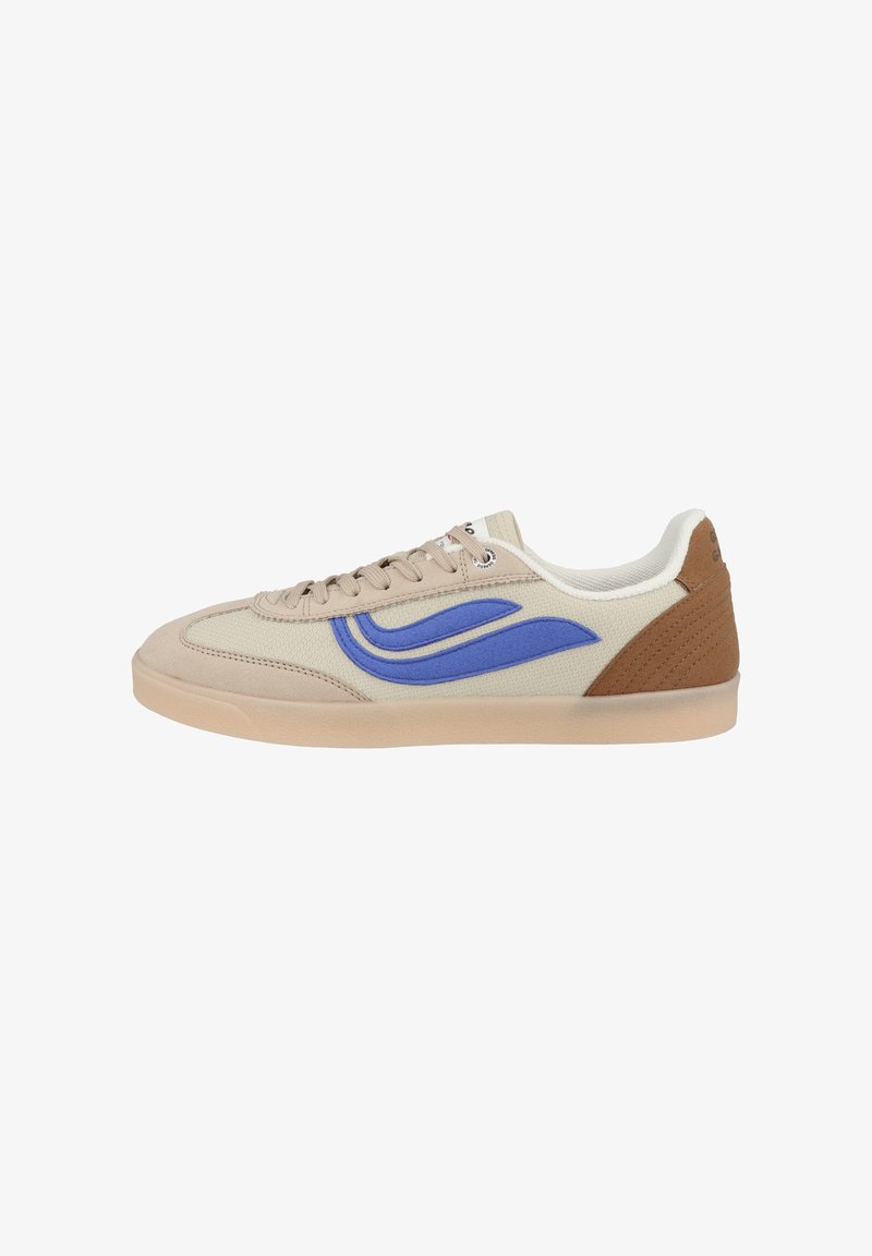 Sneaker beige con dettagli a onda blu, accenti in pelle marrone e suola in gomma. Presenta un design con lacci e una parte superiore in tessuto testurizzato.
