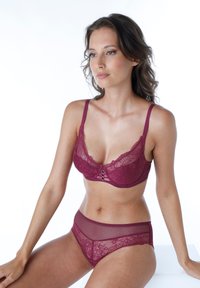 Reggiseno in pizzo bordeaux con dettagli trasparenti, supporto con ferretto e chiusura a gancio. Mutande a vita alta coordinate con dettagli in pizzo e pannello in rete.