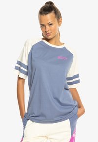 Modrá a krémová  tričko s krátkym rukávom a okrúhlym výstrihom, s ružovým logom "ROXY" a pruhovanými akcentmi na rukávoch. Mäkká látka.