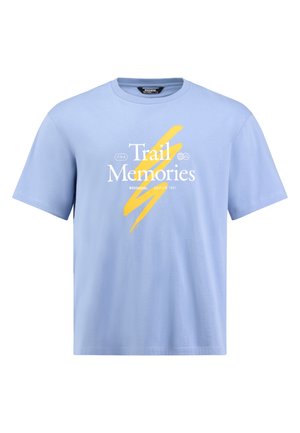 T-shirt azzurro chiaro a maniche corte con testo bianco "Trail Memories" e grafica a fulmine giallo sul davanti.